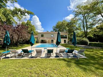 Gîte pour 10 personnes, avec piscine ainsi que vue et jardin, animaux acceptés à Vérac
