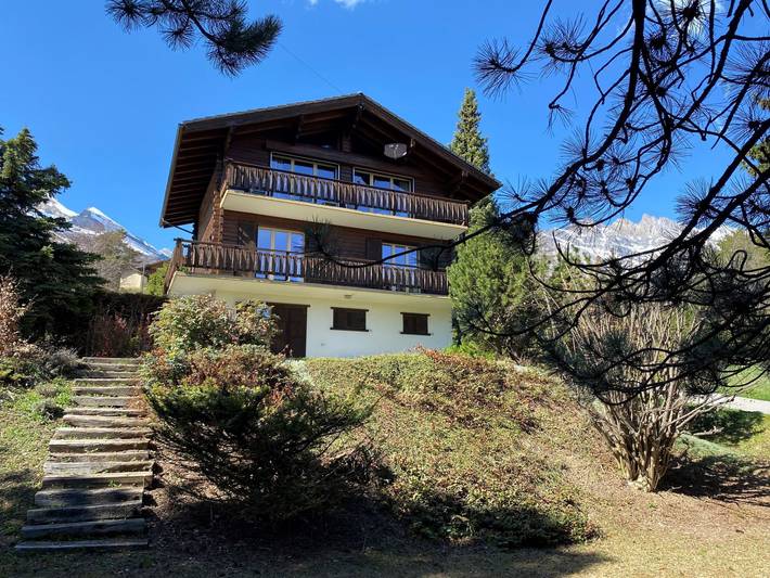 Chalet für 6 Personen, mit Balkon und Terrasse sowie Ausblick in Ovronnaz