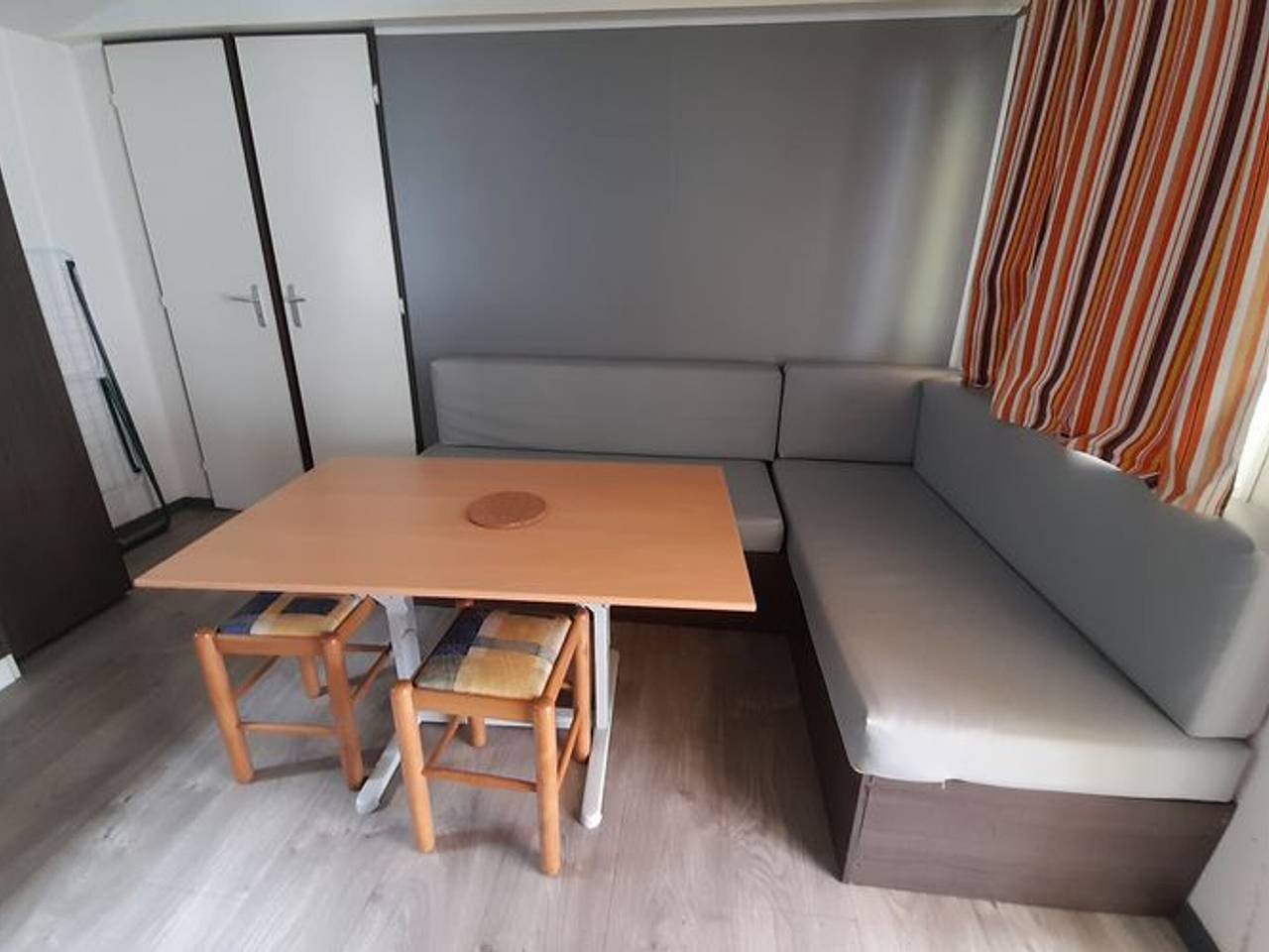 Cozy mobile home for 4 with terrace in Sireuil, Charente