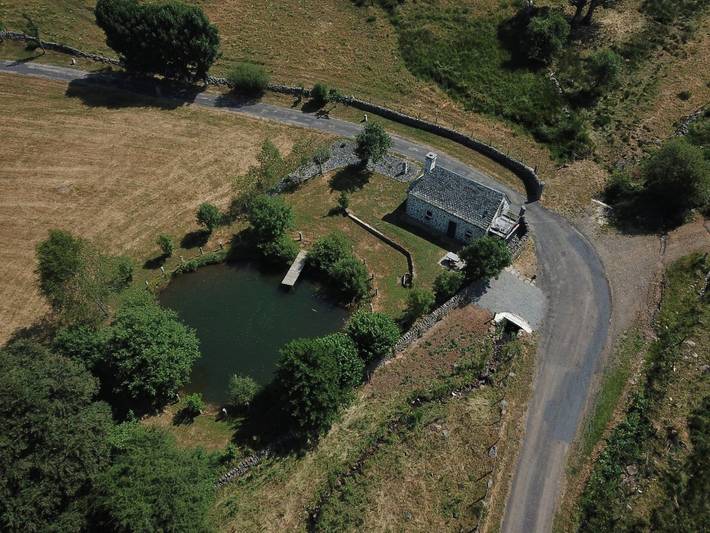 Gîte pour 3 personnes, avec terrasse et vue sur le lac, animaux acceptés à Laguiole