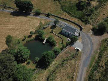 Gîte pour 3 personnes, avec terrasse et vue sur le lac, animaux acceptés dans l' Aveyron