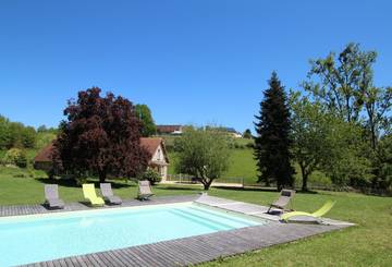 Gîte pour 12 personnes, avec terrasse ainsi que jardin et piscine à Coussac-Bonneval