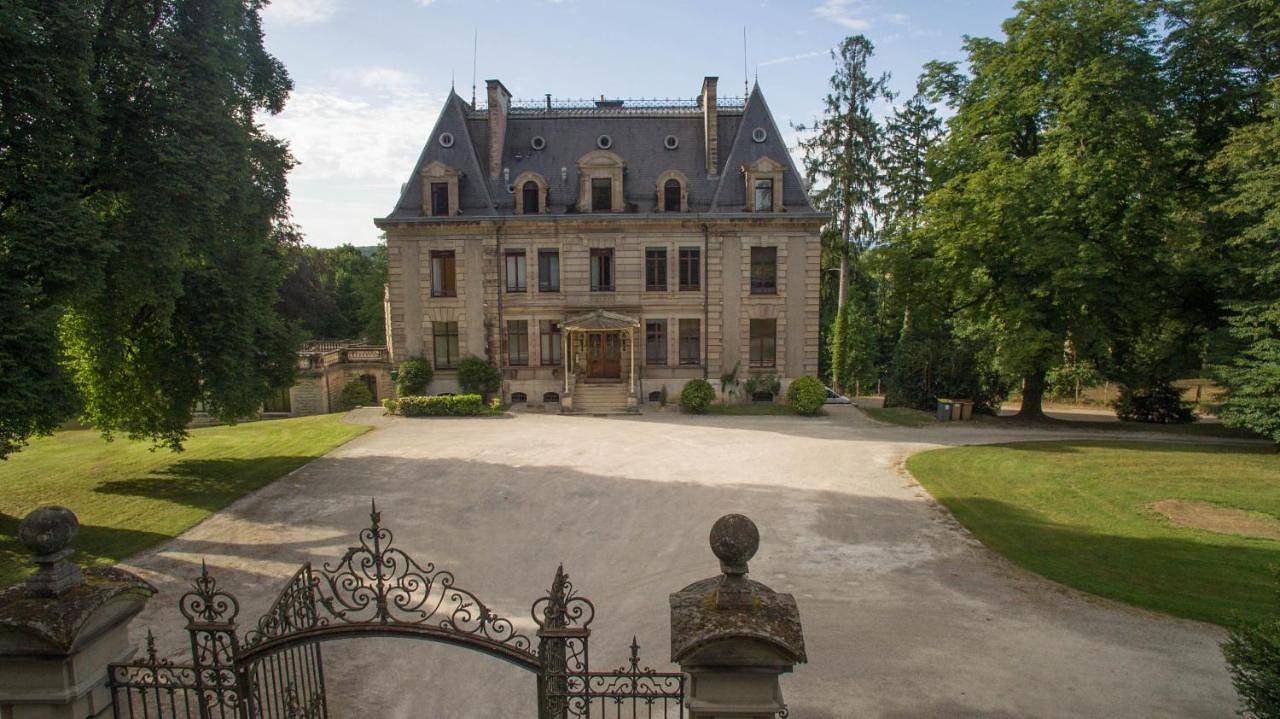 Chambres d'hôtes au Château Léon in Morvillars, Territoire de Belfort