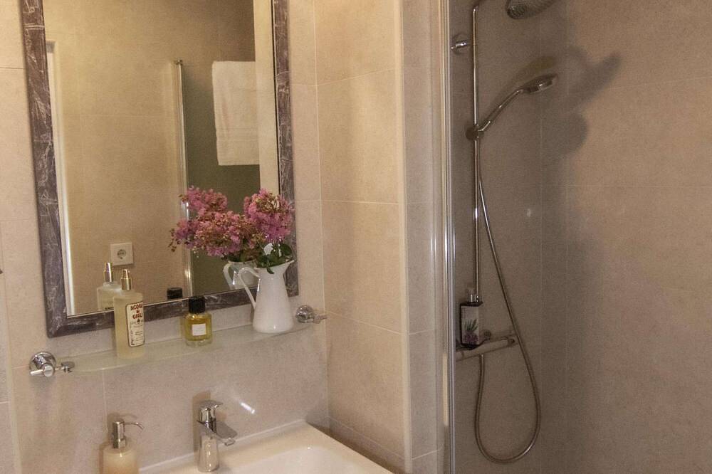 Entire apartment, Tasteful vacation apartment near the sea in Kornic, Krk