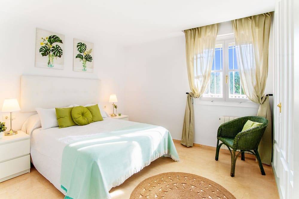 6 Bedroom Luxury Villa ,6 seater Jacuzzi & heated pool . 18 guests max  in Mutxamel, Costa Blanca