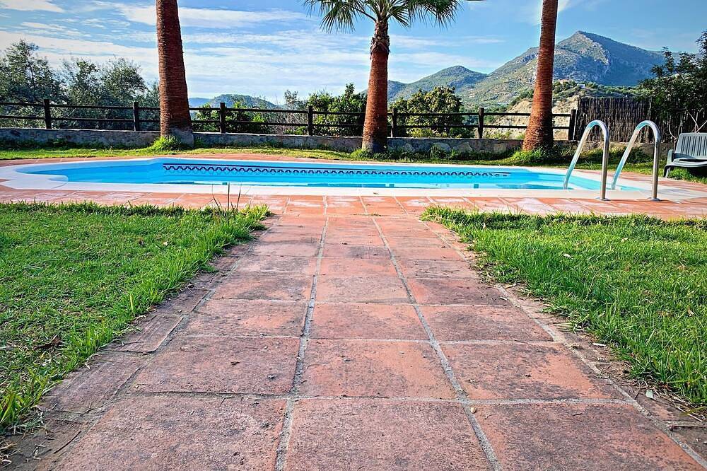 Charming Villa in Zahara de la Sierra, Cádiz: pool & pet - friendly in Zahara de la Sierra, White Villages