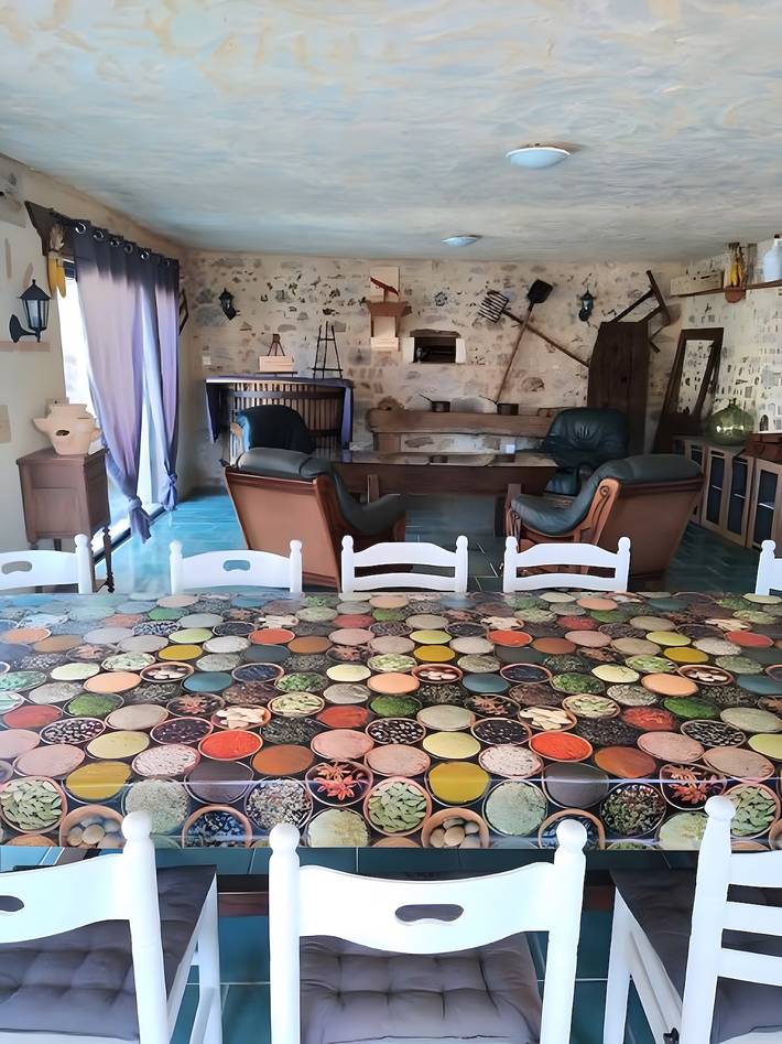 Maison de petit vendangeur avec vue sur lac, piscine privée et Wi-Fi in Guizengeard, Charente