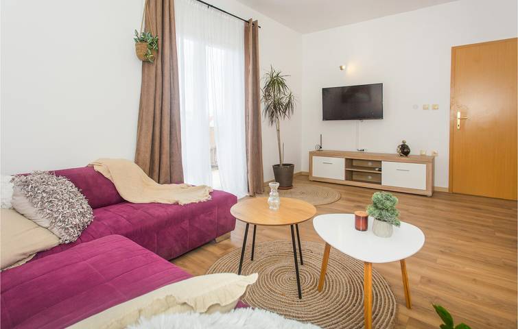 Entire holiday apartment, Charming 2km from Strobec Beach: WiFi, AC, Parking & Terrace in Podstrana, Split-Dalmatia