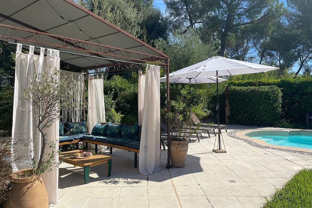 Maison provençale avec piscine située dans un havre de paix in Roquefort-les-Pins, Côte méditerranéenne (France)