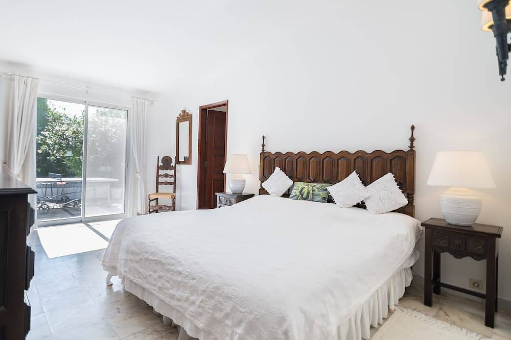 Traditional 3 bedroom villa with great pool in the heart of Vale do Lobo in Vale do Lobo, Almancil