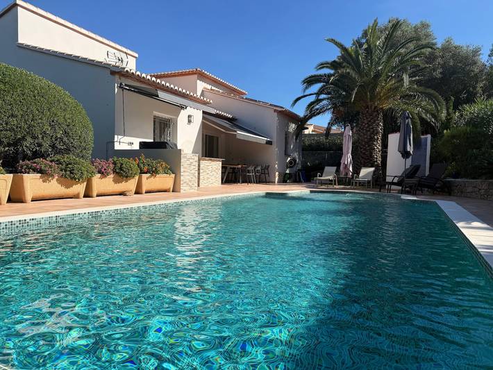 Villa de lujo en La Sella con vistas al mar y la montaña, piscina, Wi-Fi, A/A, terrazas y jardín in La Sella, Pedreguer