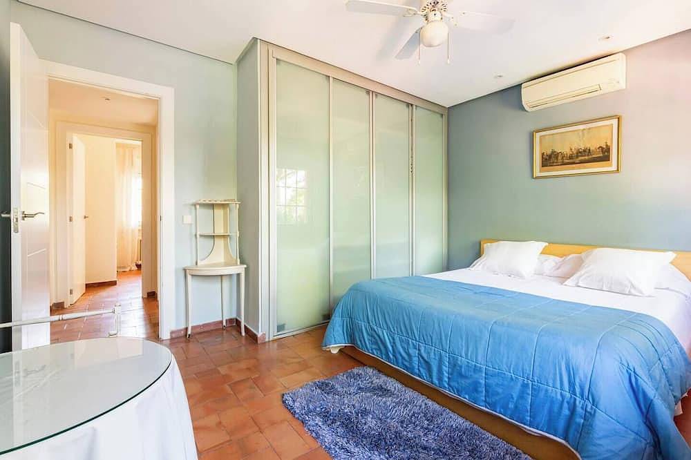 Chalet at Torrelodones, 25 min from Madrid. Heated pool & garden shared with ow in Galapagar, Provincia de Madrid