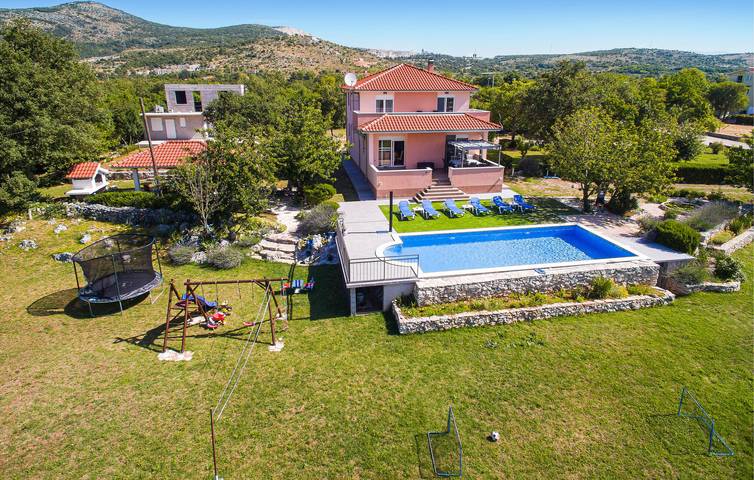 Reizendes Apartment mit einem Schlafzimmer, Pool und Terrasse in Dugopolje in Dugopolje, Dalmatinisches Zagora