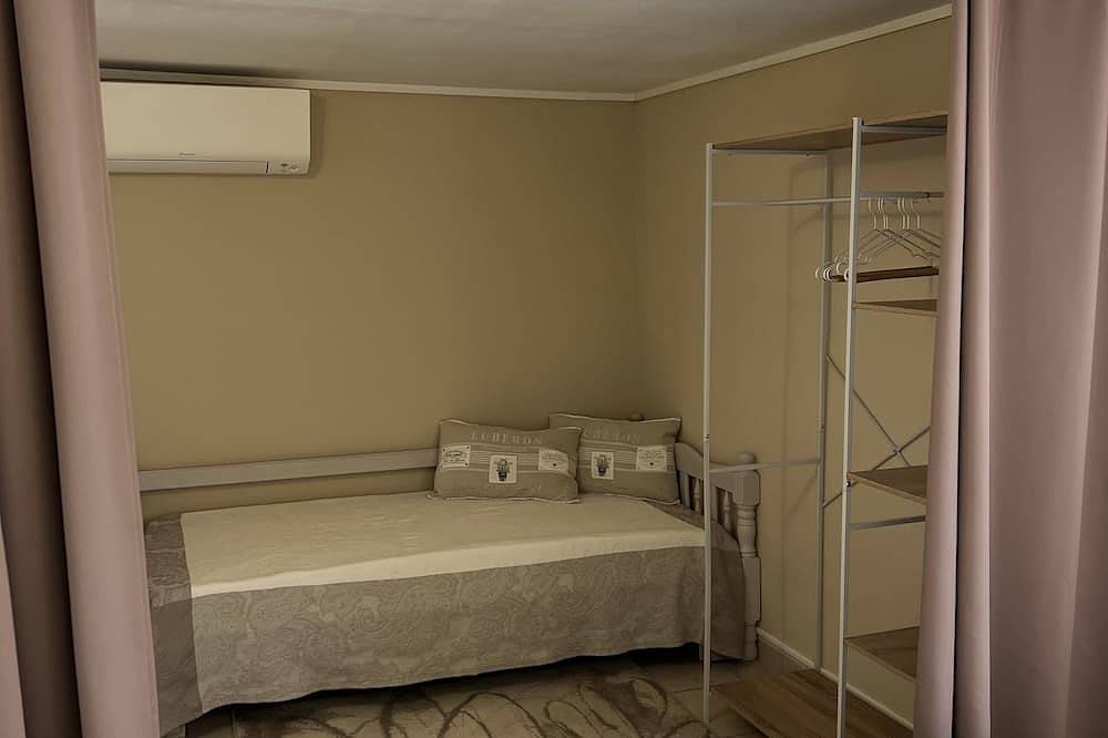 Appartement entier, Appartement à La Tour d'aigues sur grand terrain arboré avec piscine partagée in La Tour-d'Aigues, Parc naturel régional du Luberon