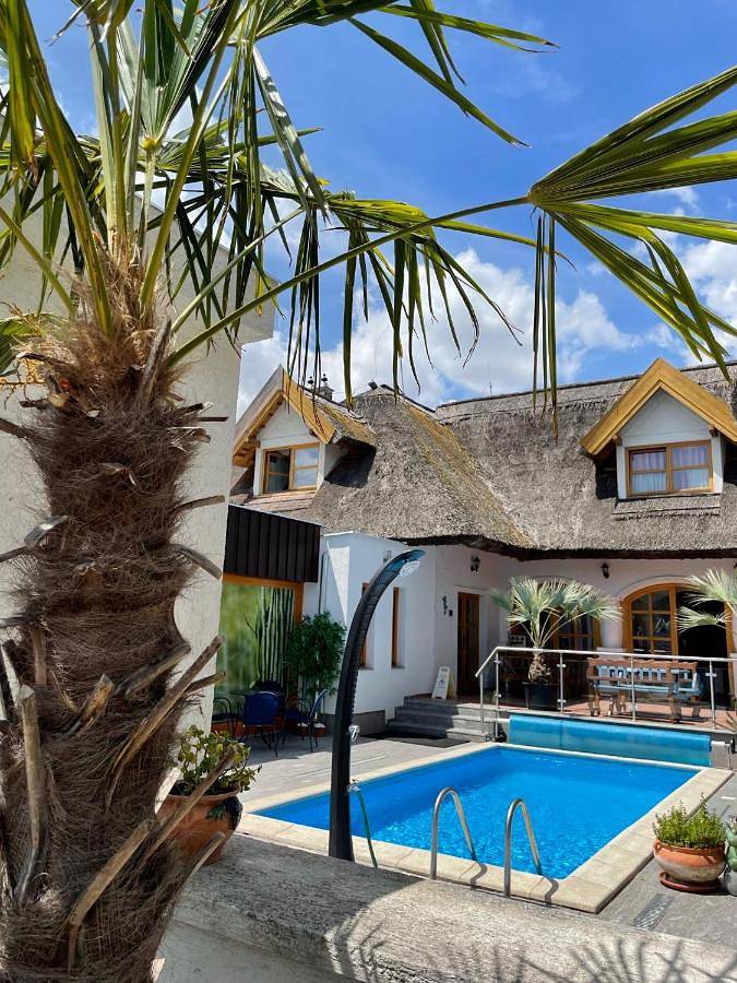 Ferienhaus für 3 Personen, mit Terrasse und Garten sowie Pool und Sauna