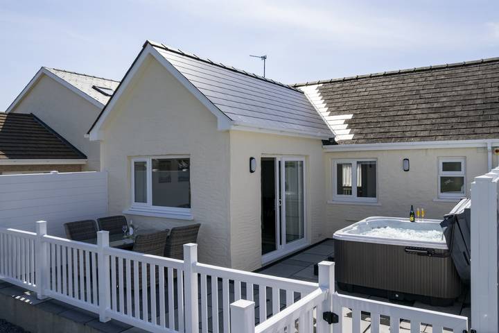 Cottage for 4 people, with hot tub and garden as well as balcony, child-friendly in Pembrokeshire
