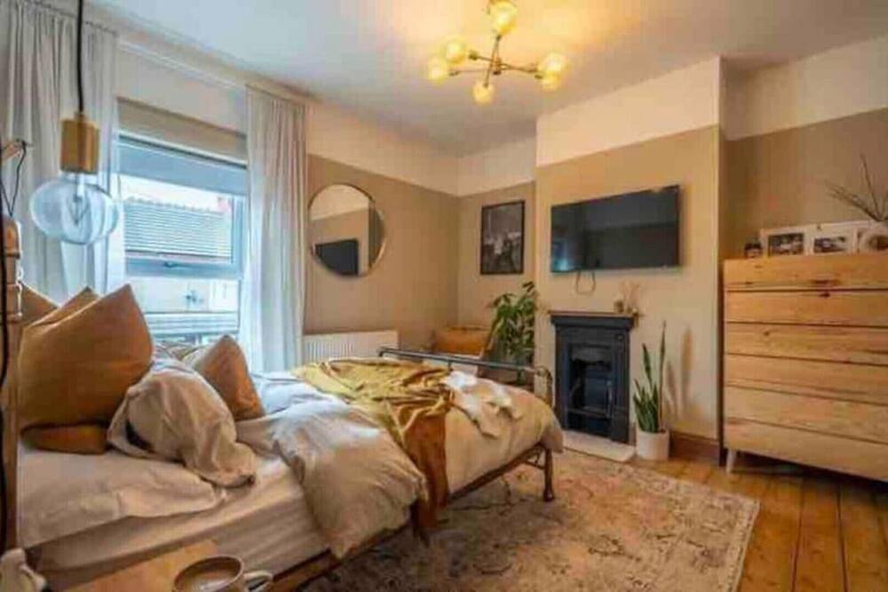 Hot Tub, 2 x King Bed, 1 Bunk Bed, Boho Beach House in Cleethorpes, Grimsby and Cleethorpes