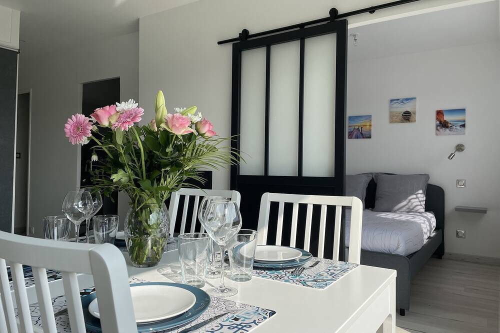Entire apartment, Les Pieds Dans L'Eau - direct access to the sea in Saint-Aubin-sur-Mer (Calvados), Caen region