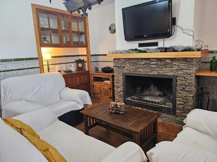 Casa rural para 6 personas, con vistas y jardín además de terraza y piscina, Se admiten mascotas en Aracena