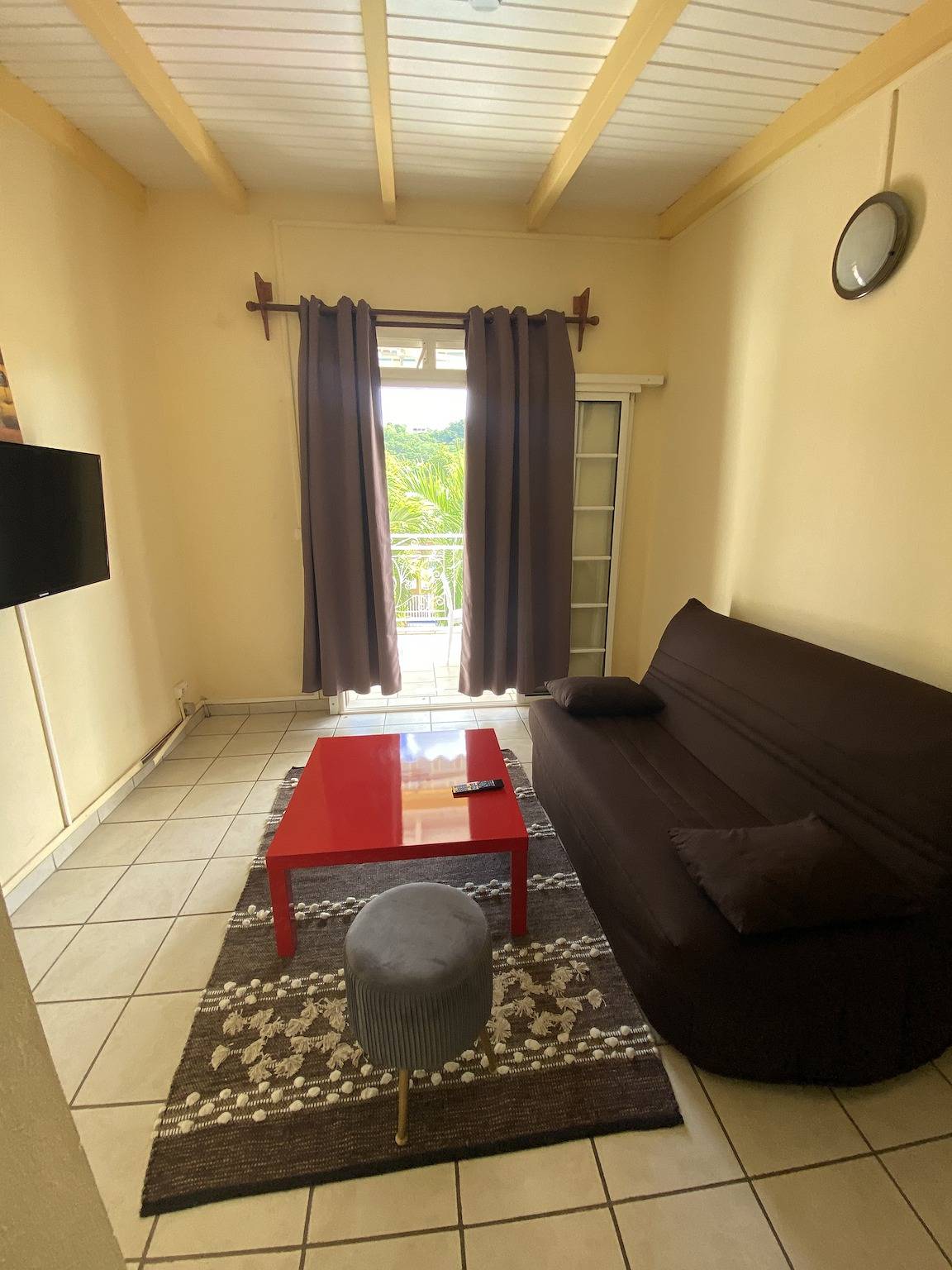 Entire apartment, Bright apartment in Pointe-Noire with shared pool in Pointe-Noire, Guadeloupe (Caribbean)