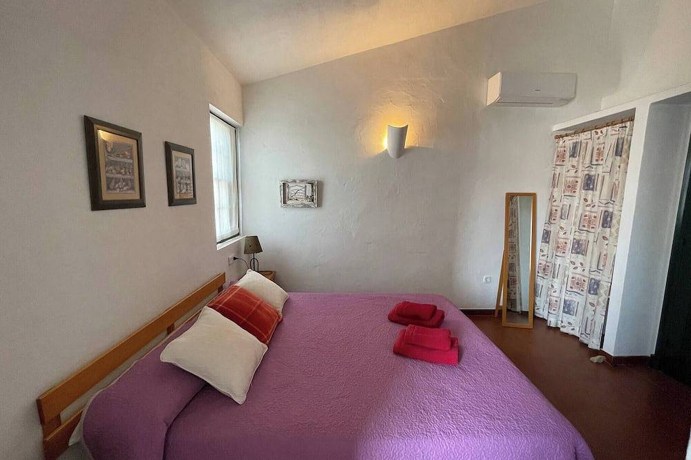 Entire apartment, Spacious apartment in a quiet area near the sea in Fornells, Es Mercadal