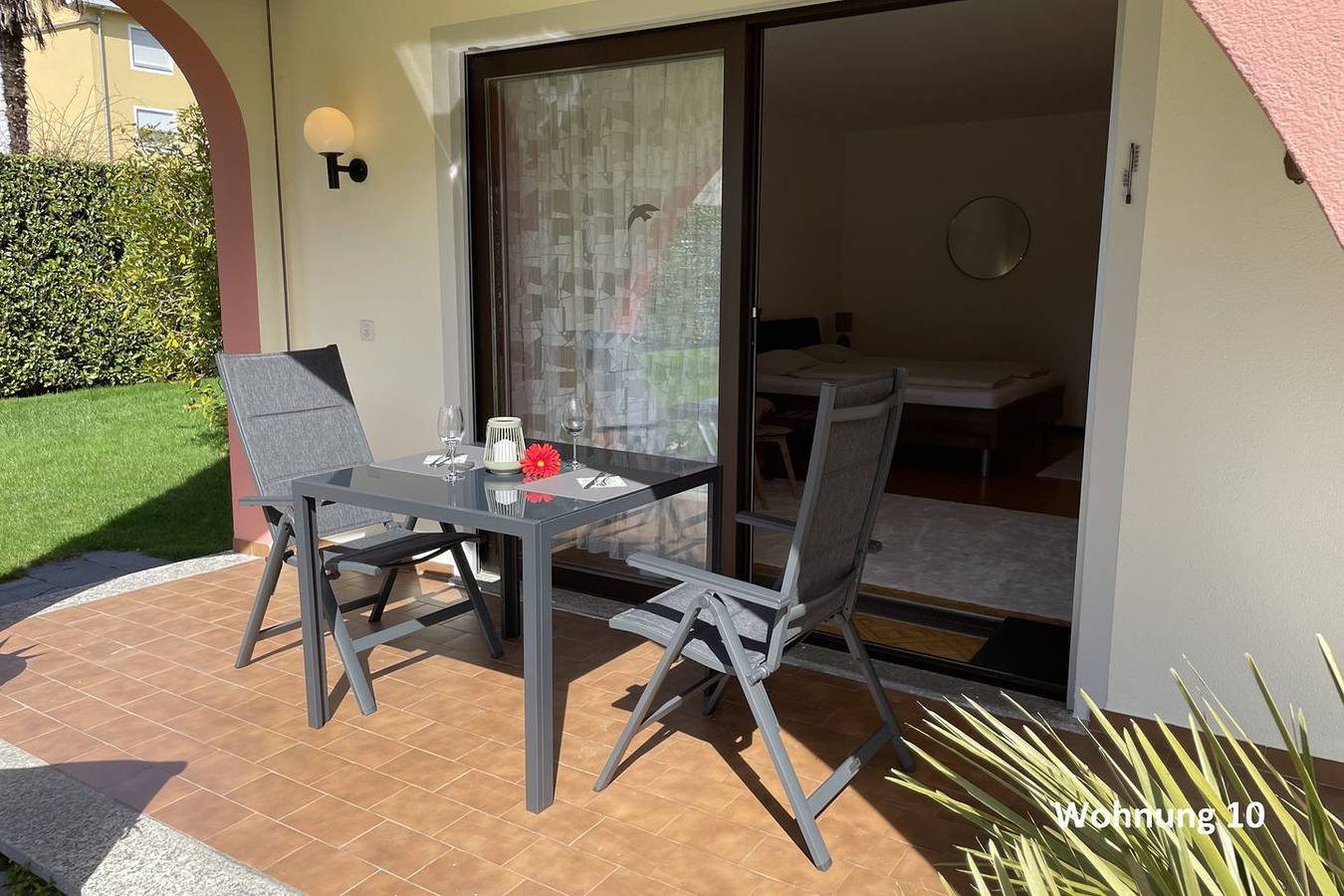 Geheel appartement, Sunny garden apartment with terrace, communal pool, and lawn for sunbathing in Ascona, Ticino Alpen en Verbano