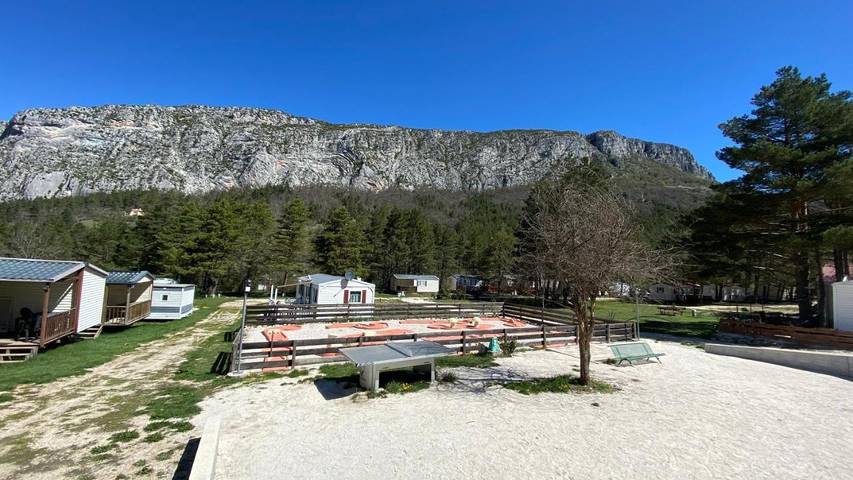 Location de vacances pour 6 personnes, avec vue ainsi que terrasse et piscine, animaux acceptés à Saint-Auban - 4