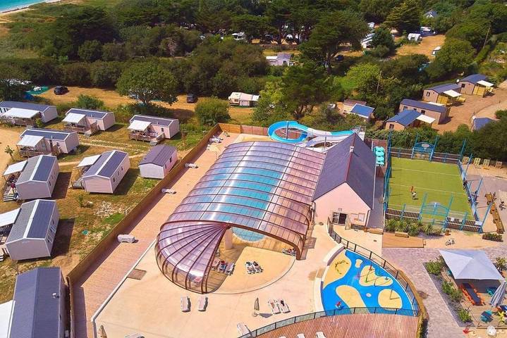 Parc de vacances pour 4 personnes, avec Terrasse et Jardin ainsi que Bassin pour enfant et Piscine dans le Morbihan