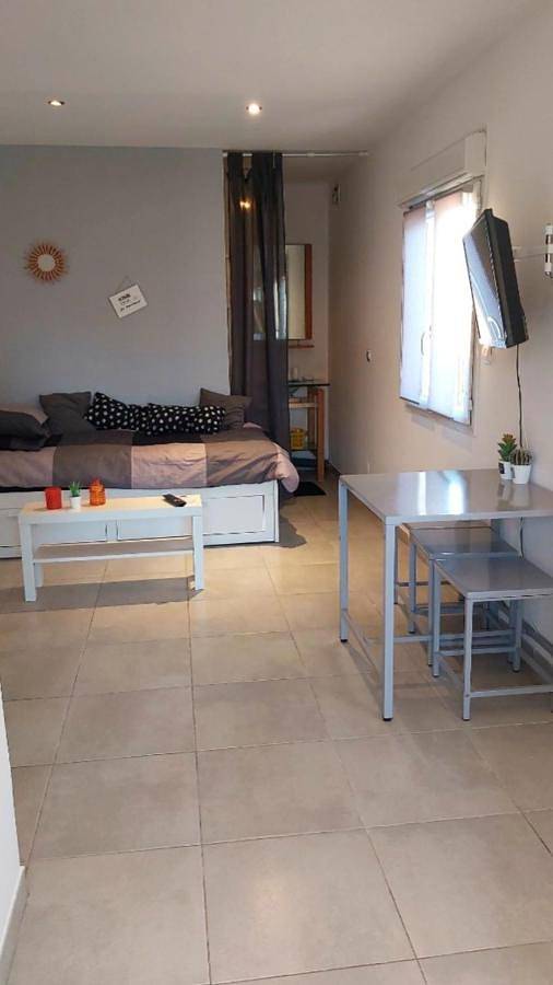 Appartement entier, Studio privé attenant Villa Piscine in Les Pennes-Mirabeau, Côte méditerranéenne (France)