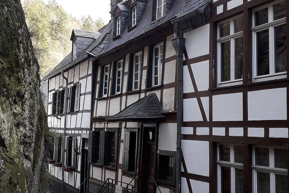 Geheel appartement, Relaxen (sauna) in eeuwenoud vakwerkhuis, idyllisch a.d. Rur midden in Altstadt in Monschau, Naturpark Hohes Venn-Eifel