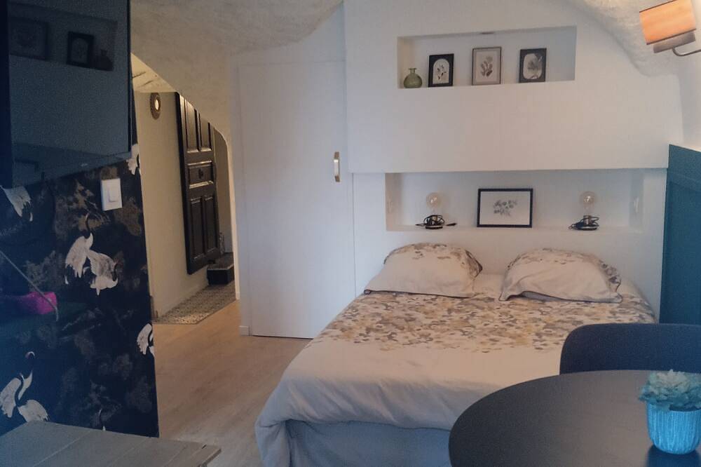 Apartamento entero, Studio in village house with small courtyard in Marguerittes, Region de Nimes