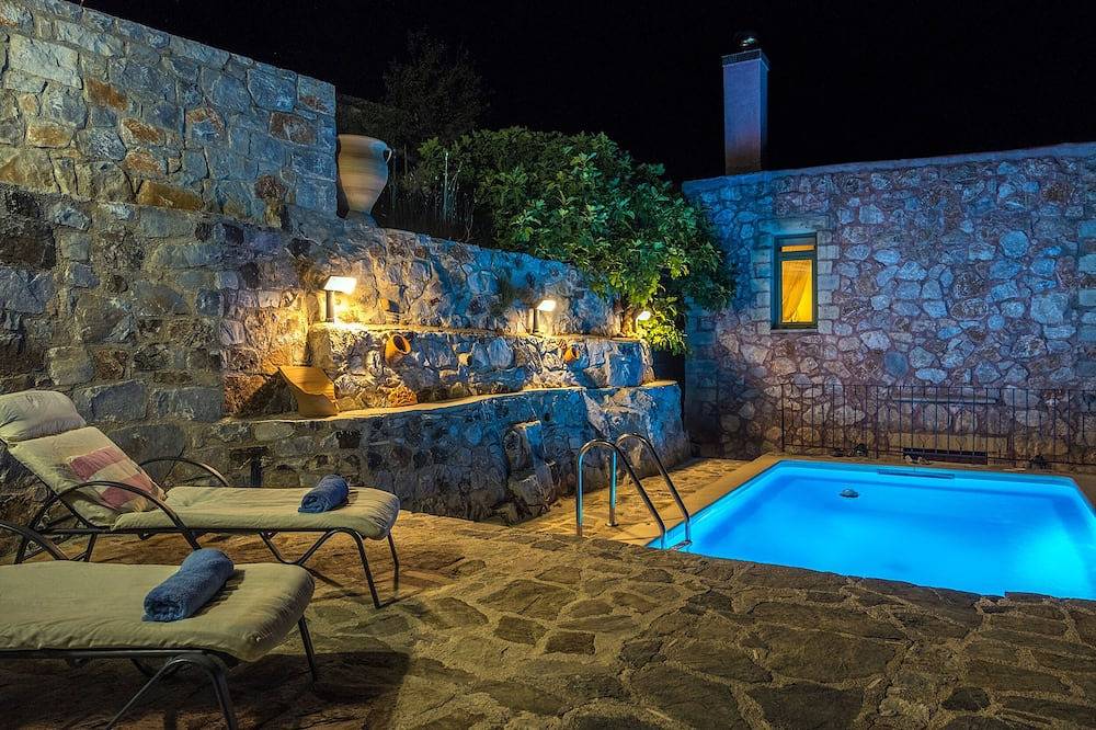 Private stone villa .Pool and magical mountain view to the White mountains. in Chania und Umgebung