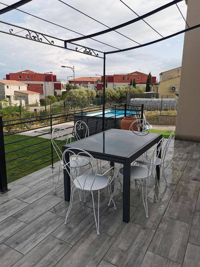 Location de vacances pour 8 personnes, avec vue et bassin pour enfant ainsi que piscine et jardin à Aramon - 2