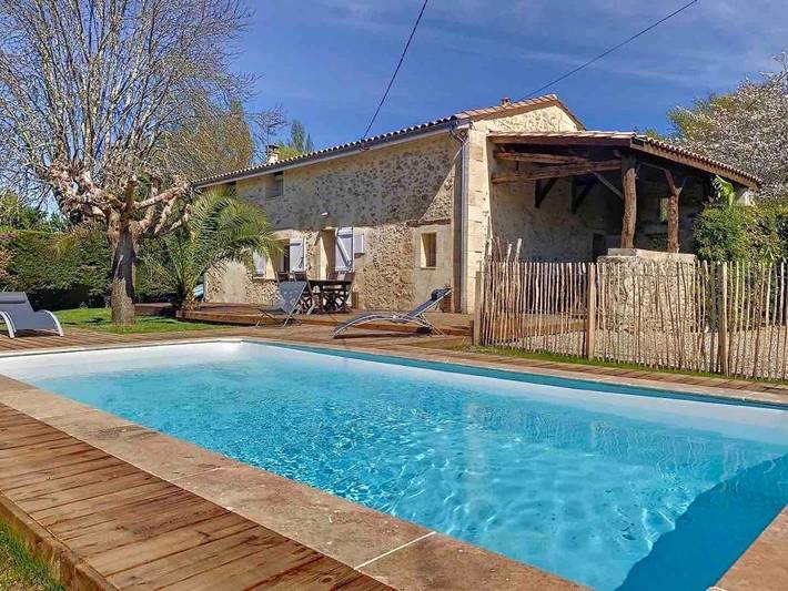 Location de vacances pour 15 personnes, avec Terrasse ainsi que Jardin et Piscine à Pugnac