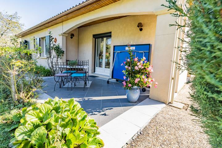 Location de vacances pour 8 personnes, avec jardin et jacuzzi, adapté aux familles à Montrem