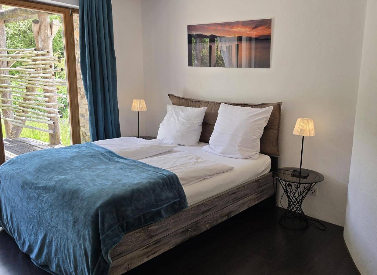 Ganze Wohnung, Design Ferienwohnung 2. Reihe Wörthsee mit Garten und großer Terrasse in Wörthsee, Ammersee