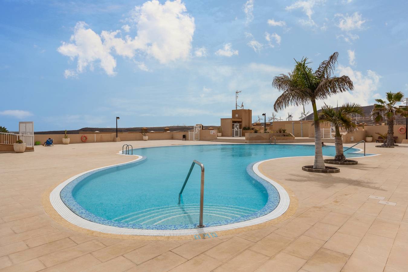 Appartement entier, Appartement El Porís avec vue sur mer, piscine partagée, jardin et Wi-Fi in Porís de Abona, Tenerife du Sud