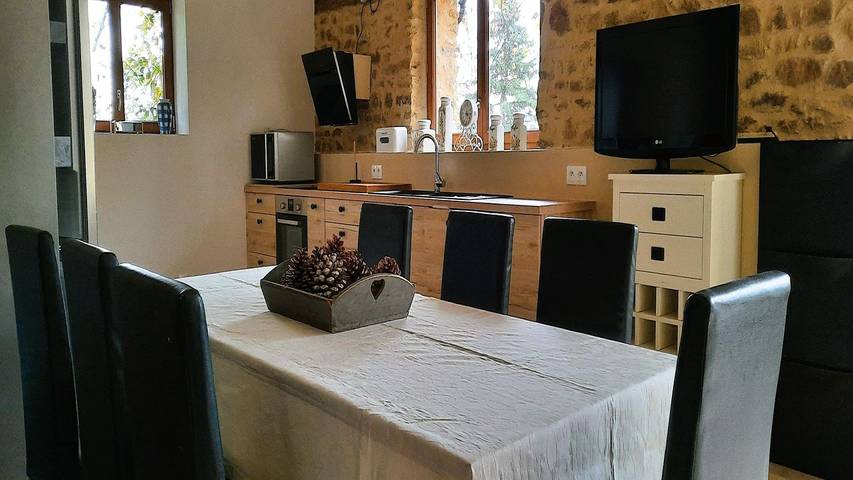 Location de vacances pour 6 personnes, avec jardin et piscine à Les Salles-Lavauguyon - 3