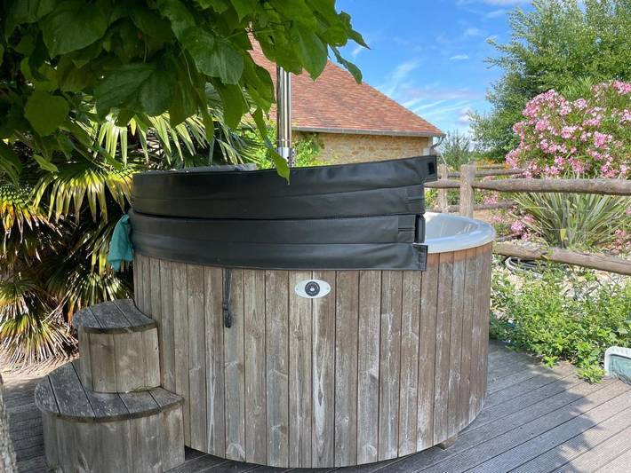 Location de vacances pour 4 personnes, avec jacuzzi et terrasse ainsi que piscine et jardin à Teloché - 4