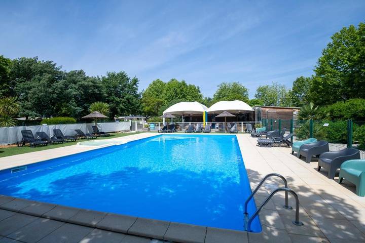 Camping pour 2 personnes, avec jardin et piscine