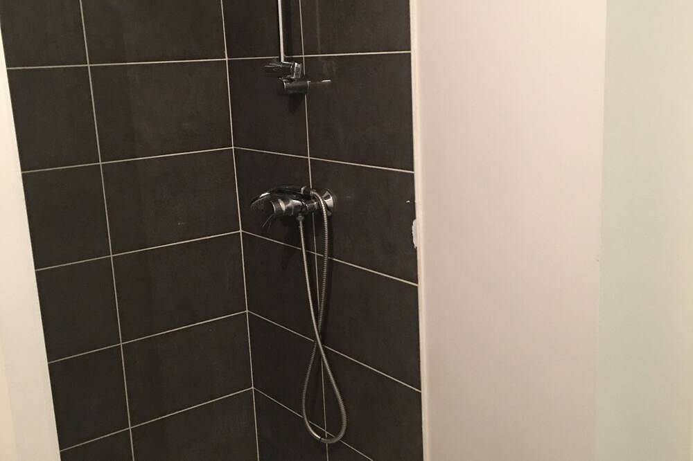 Appartement entier, Studio with videophone and camera at the entrance in Montfermeil, Seine-Saint-Denis