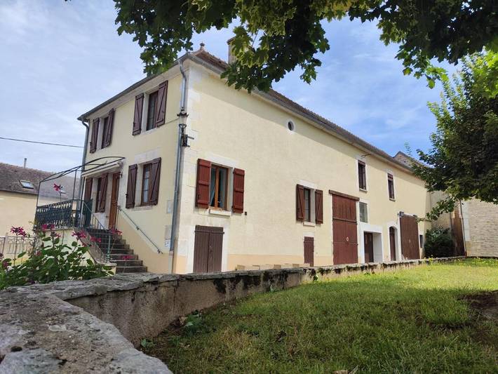 Location de vacances pour 15 personnes, avec Balcon ainsi que Terrasse et Vue à Vincelottes