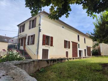 Gîte pour 15 personnes, avec terrasse et vue, animaux acceptés à Vincelottes