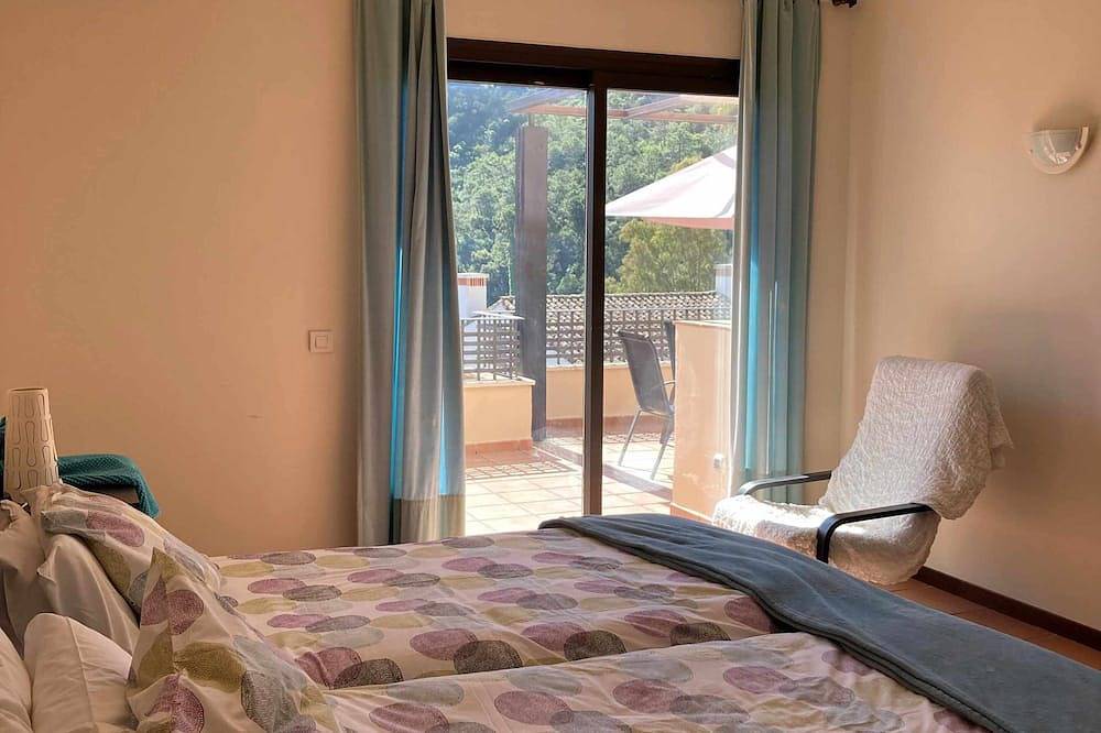 Entire apartment, El Casarapartments, Benahavis in Val de Guadalmina, Benahavís