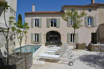 Chambre d’hôte pour 3 personnes, avec vue et piscine ainsi que jardin et terrasse à Maillane