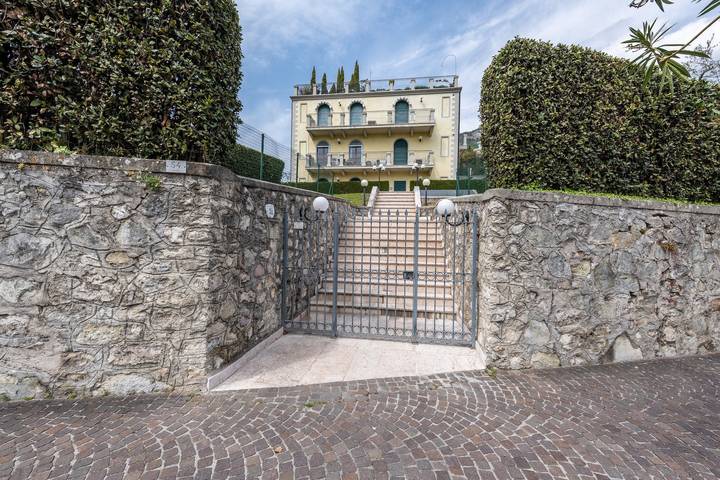 Entire apartment, Apartment 'Villa Bornico Anna' with Lake View, Wi-Fi and Air Conditioning in Maderno, Toscolano-Maderno