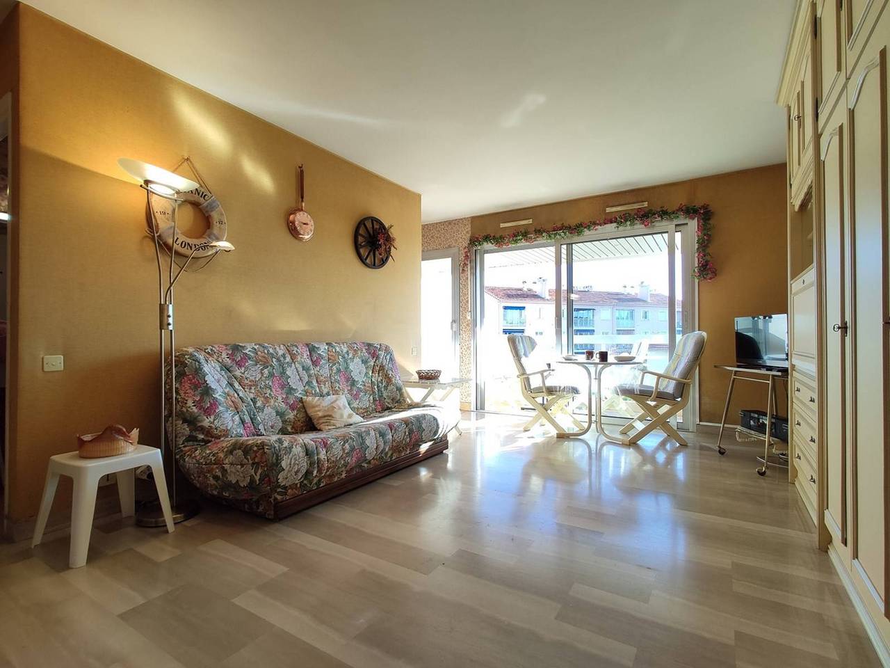 Geheel appartement, Sunny Studio with Terrace & Parking, 250m from Beach in Antibes in Antibes, Cannes regio