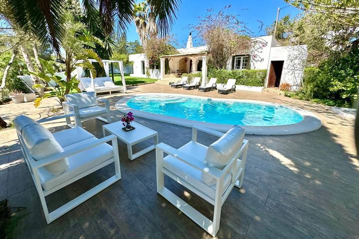 Villa voor 6 personen, with Whirlpool and Terras as well as Tuin and Zwembad in Cala Llonga