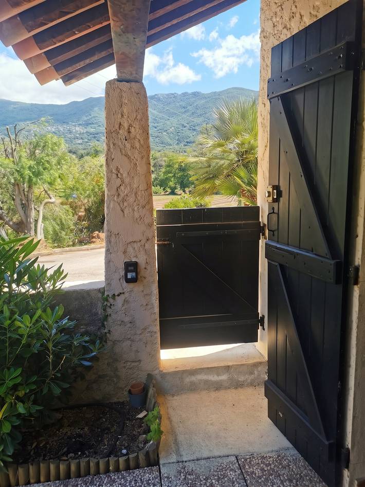 Casa acogedora en Calcatoggio con jardín vallado. in Tiuccia, Calcatoggio