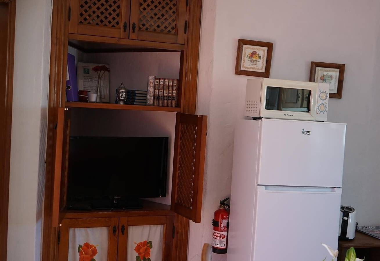 Apartamento entero, Apartamento 'El Rinconcito de Rosa' con Wi-Fi y aire acondicionado ideal para parejas in Nerja Centre, Nerja